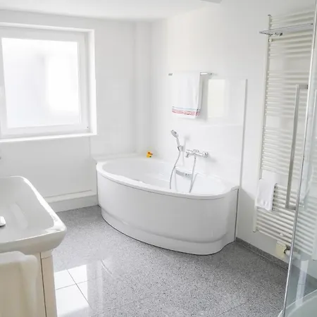 Modernes Stadthaus 100qm Parkplatz Bad&dusche Kueche Apartment *