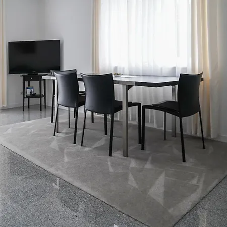 Modernes Stadthaus 100qm Parkplatz Bad&dusche Kueche Appartement