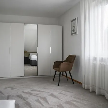 Modernes Stadthaus 100qm Parkplatz Bad&dusche Kueche Lägenhet *