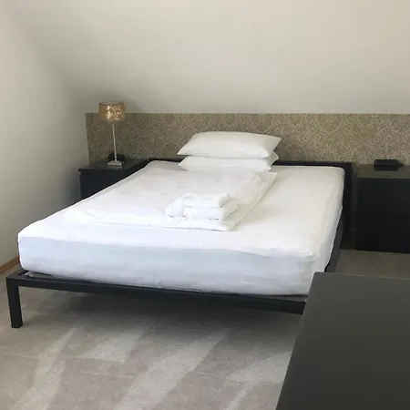 Modernes Stadthaus 100qm Parkplatz Bad&dusche Kueche