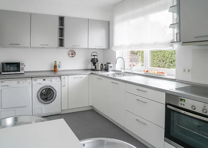 Modernes Stadthaus 100qm Parkplatz Bad&dusche Kueche *