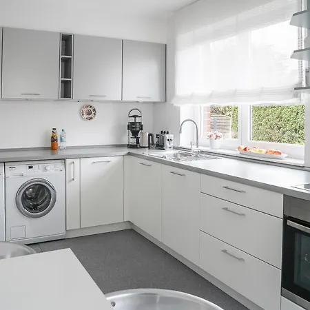 Modernes Stadthaus 100qm Parkplatz Bad&dusche Kueche *