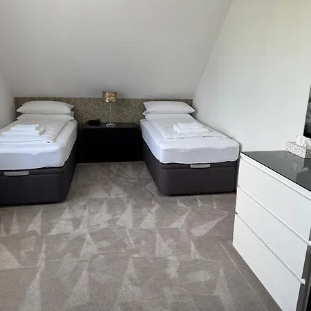 Modernes Stadthaus 100qm Parkplatz Bad&dusche Kueche Apartment *